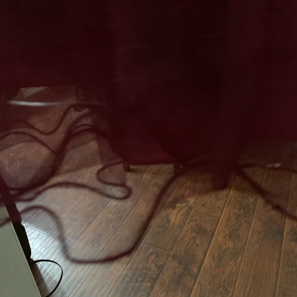 It is a red velvet with lace and gems - Picture 3 of 7